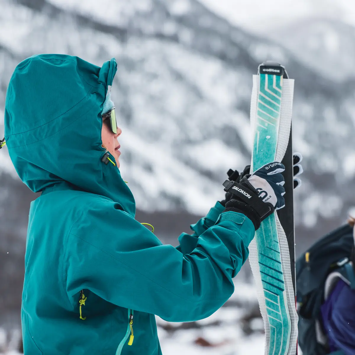 Les enfants apprennent à mettre des peaux de phoque sur leurs skis