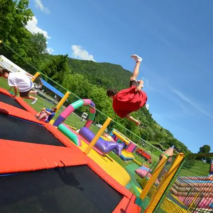 Base de loisirs pour les enfants avec jeux et plan d'eau