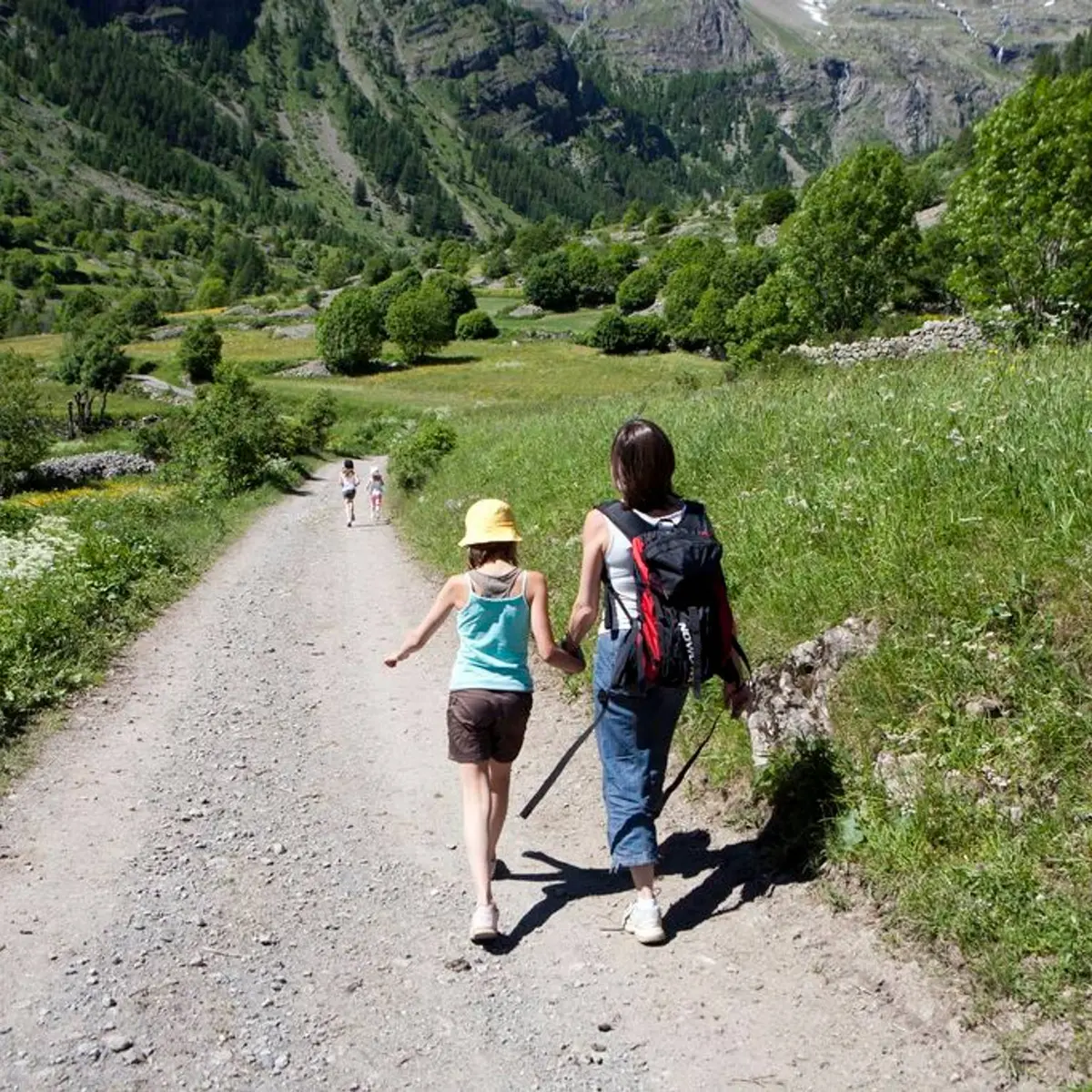 Randonneurs sur le chemin du tombeau du poète à Prapic