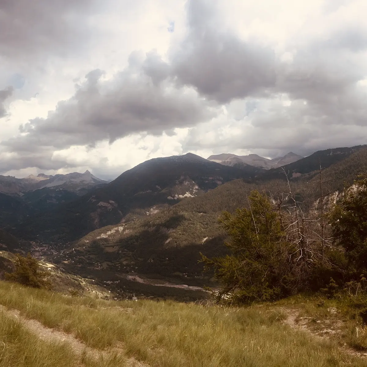 La Croix du Puy sous un ciel d'automne