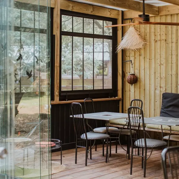 Salle à manger vue sur le jardin