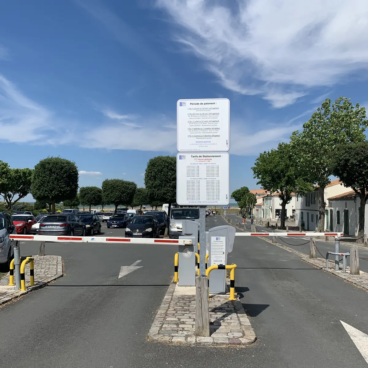 Entrada y salida al estacionamiento con barreras.