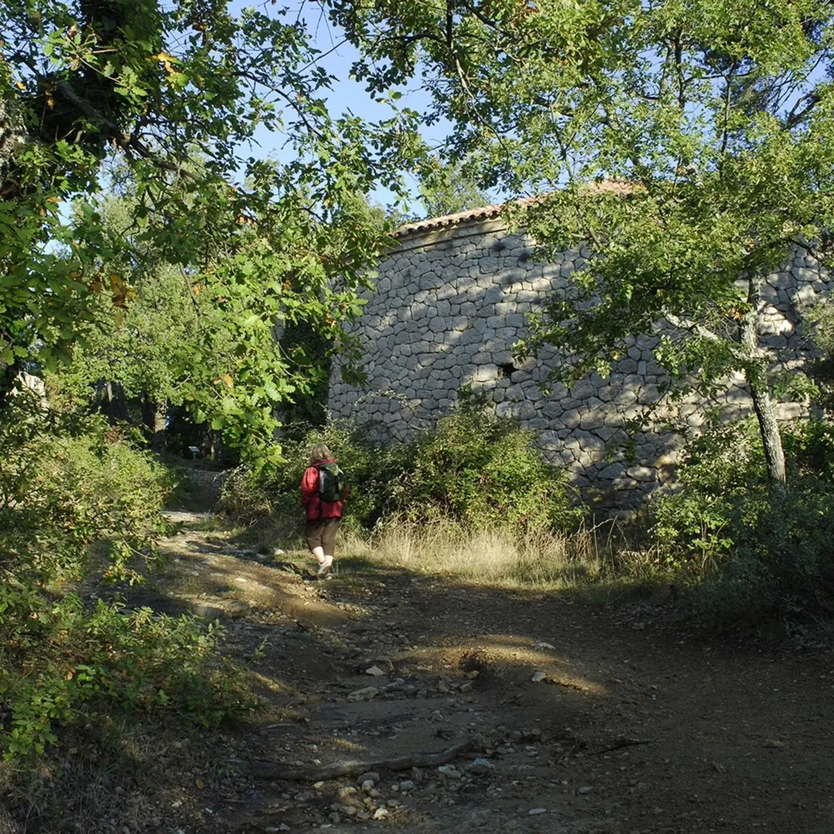 Vue sur la glacière mesurant 23 mètres de haut et de 17 mètres de diamètre