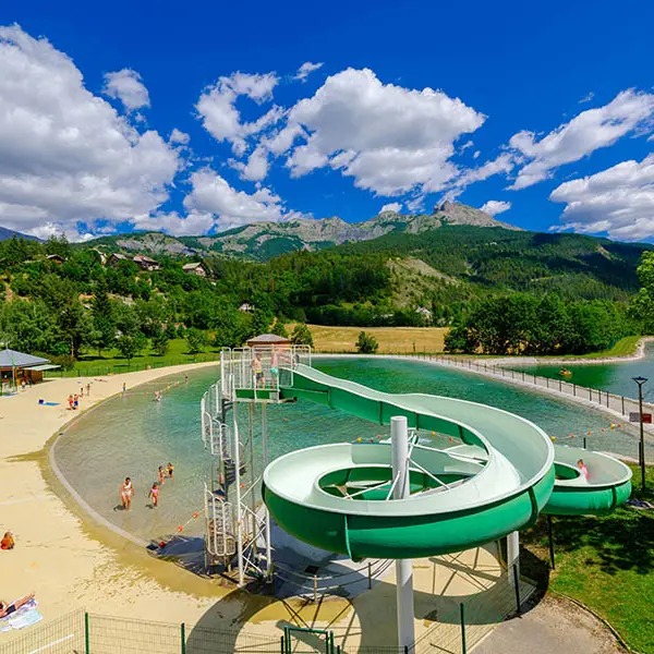 Le toboggan aquatique du parc