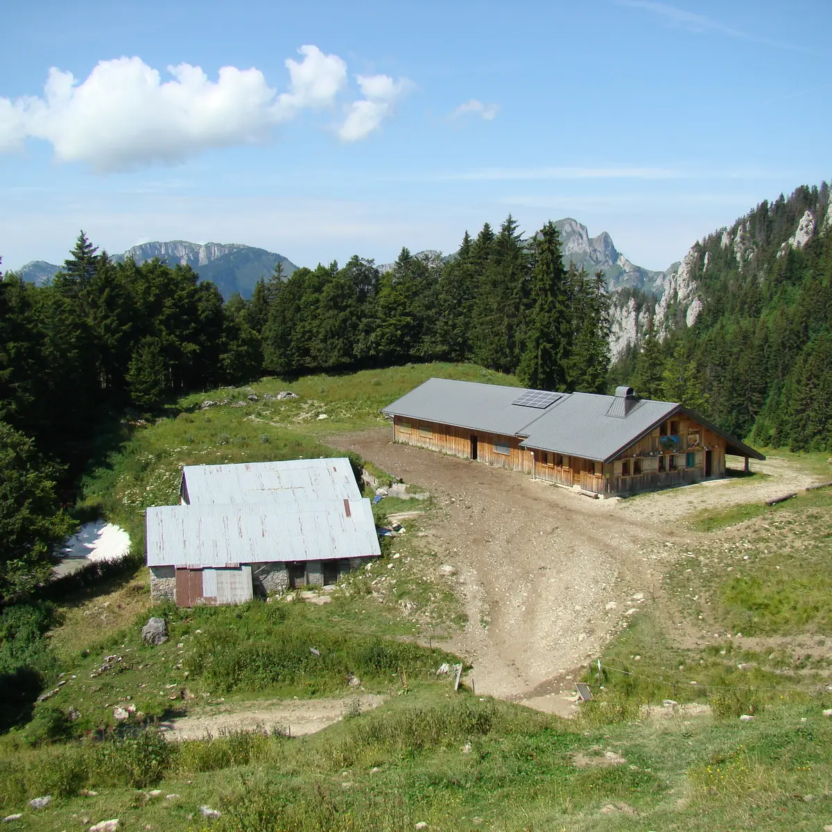 Arrivée sur les chalets d'Ouzon