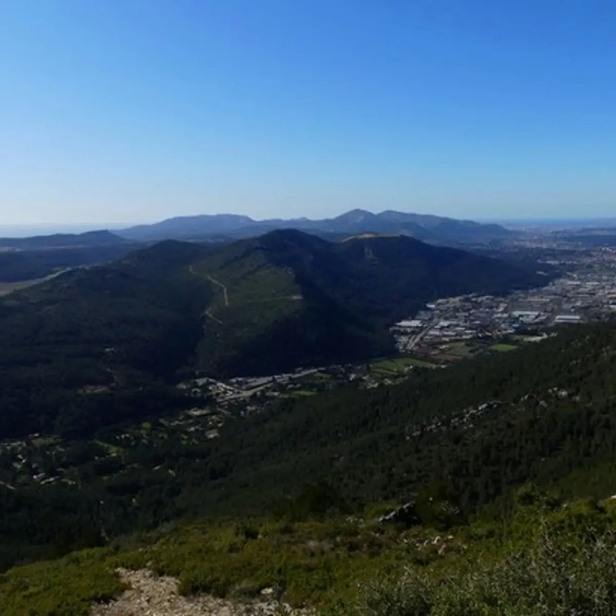 La vue vers la mer depuis le mont Cruvelier