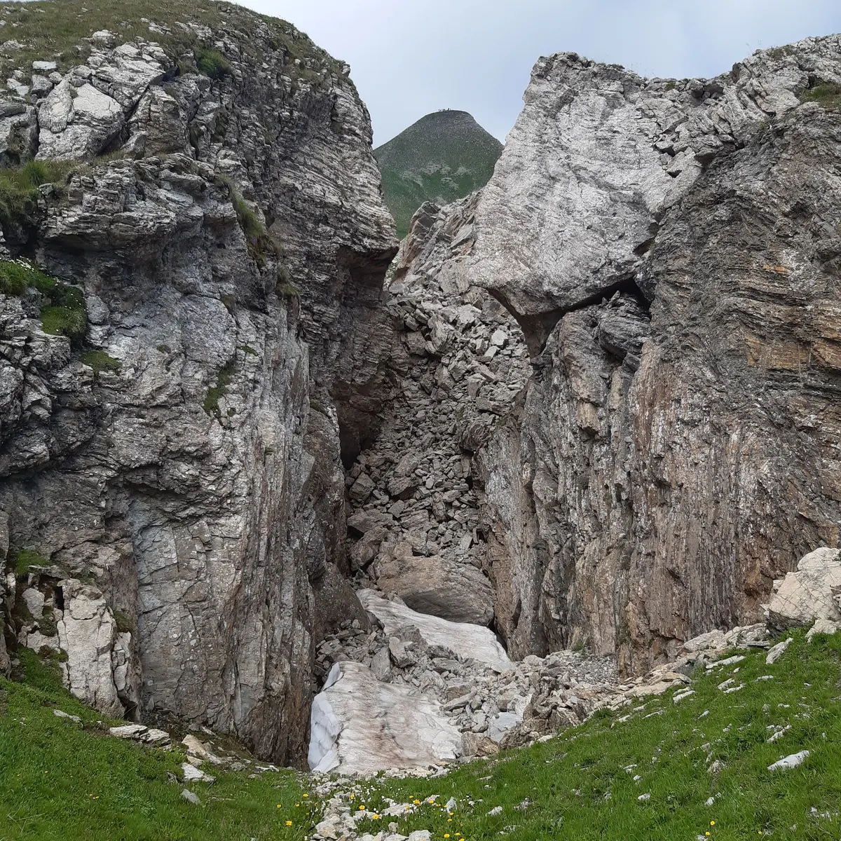 Névé à l'ombre des rochers