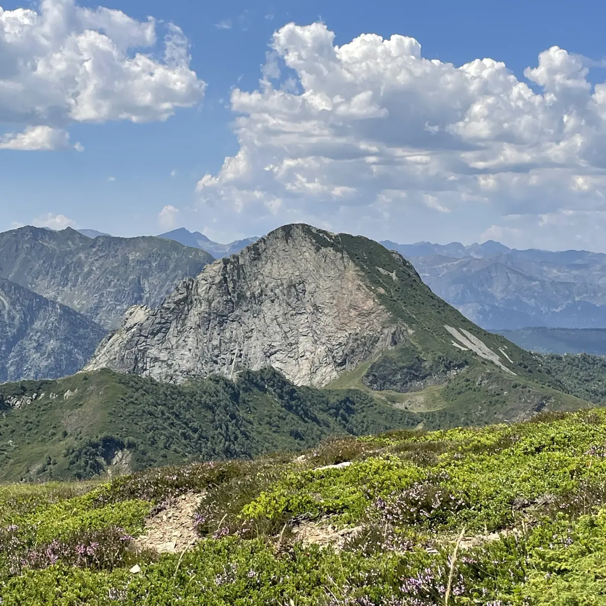 Vue sur la face N/E de la Dent d'Orlu