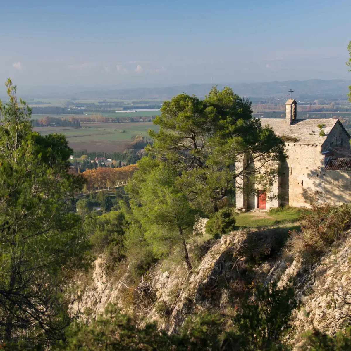 La chapelle surplombe la vallée du Rhône et la plaine de Laurade