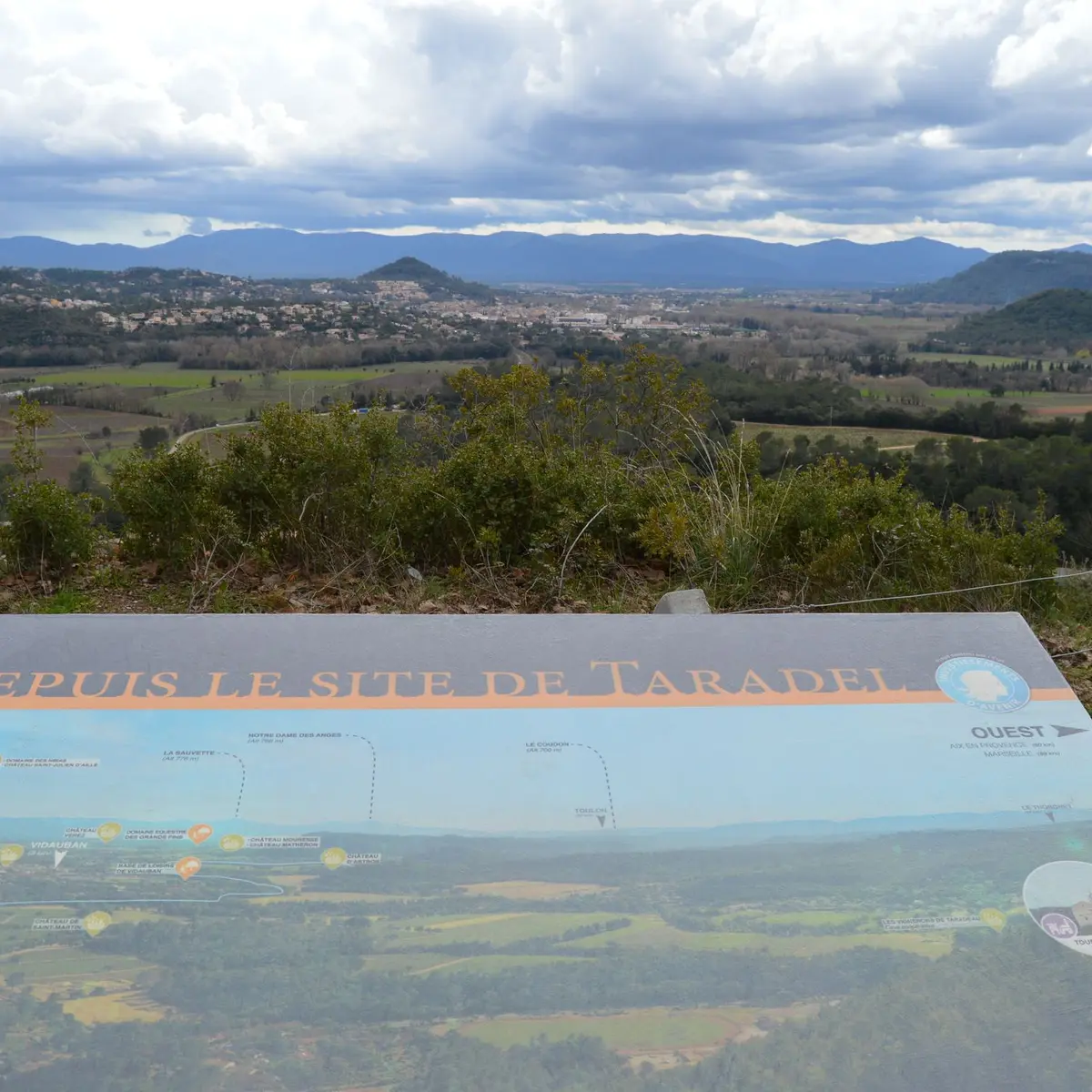Point de vue et table d'orientation du Taradel