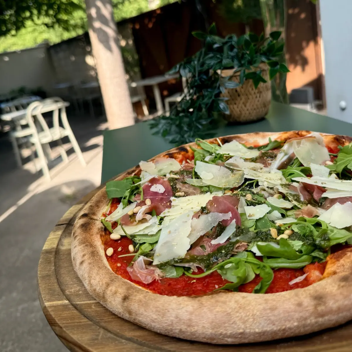 Enzo Pizza_L'Isle-sur-la-Sorgue roquette parmesan en terrasse
