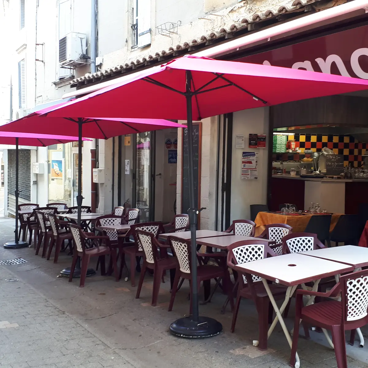 Terrasse et rue - La pause de la Lance