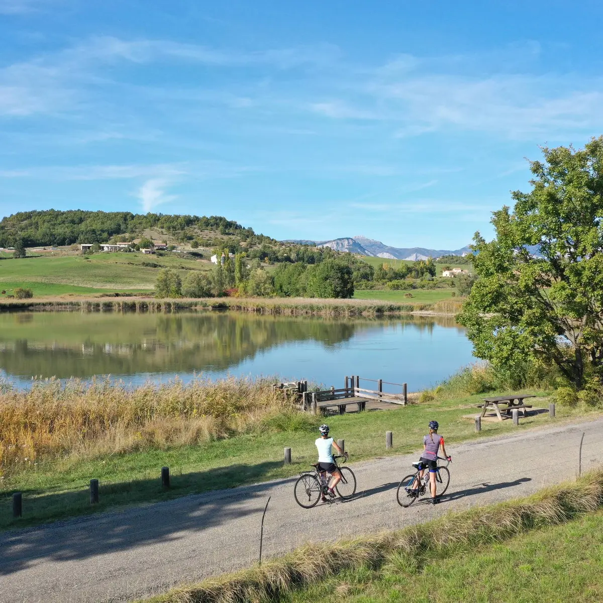 Sur la route bordant le lac de Mison