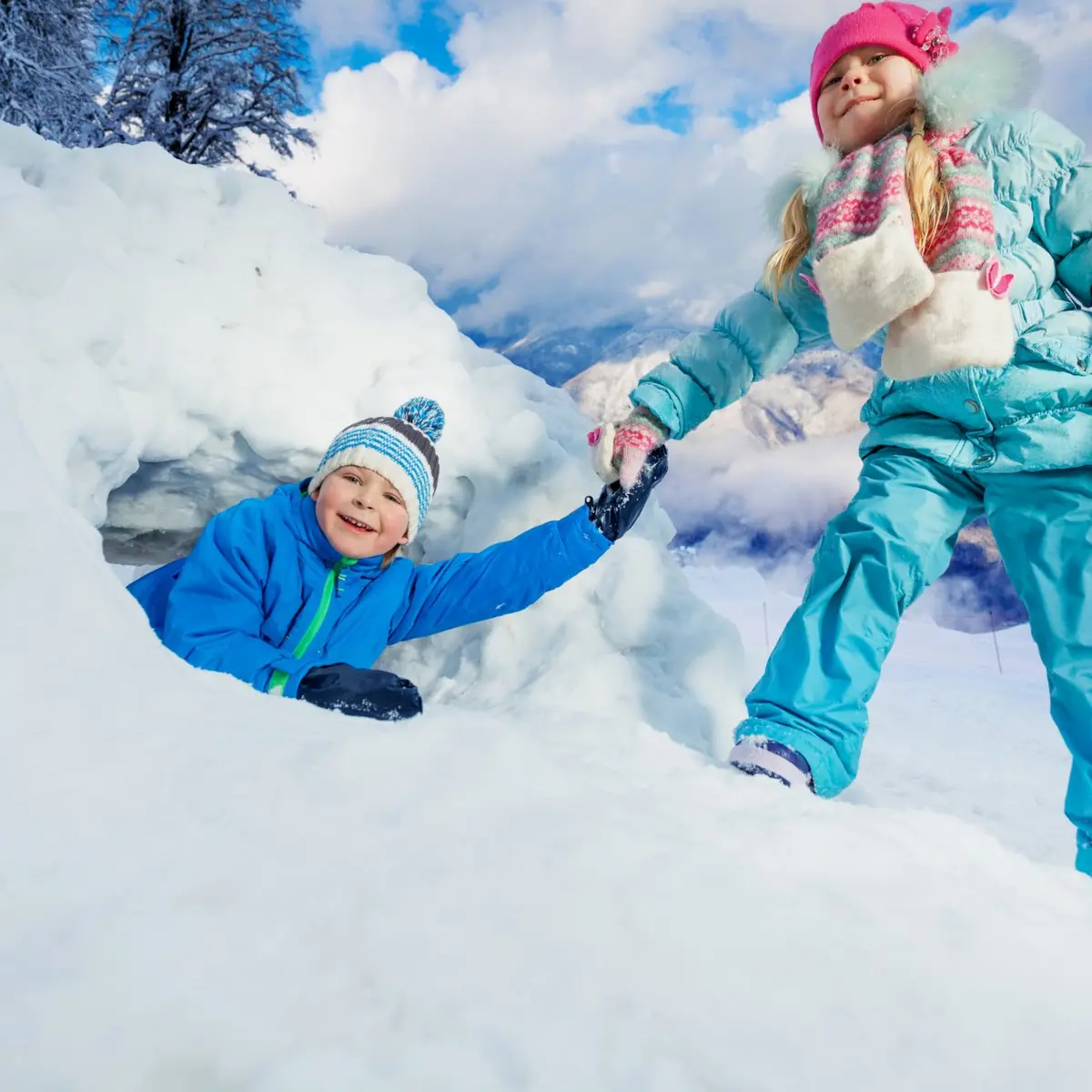 Enfants dans un igloo
