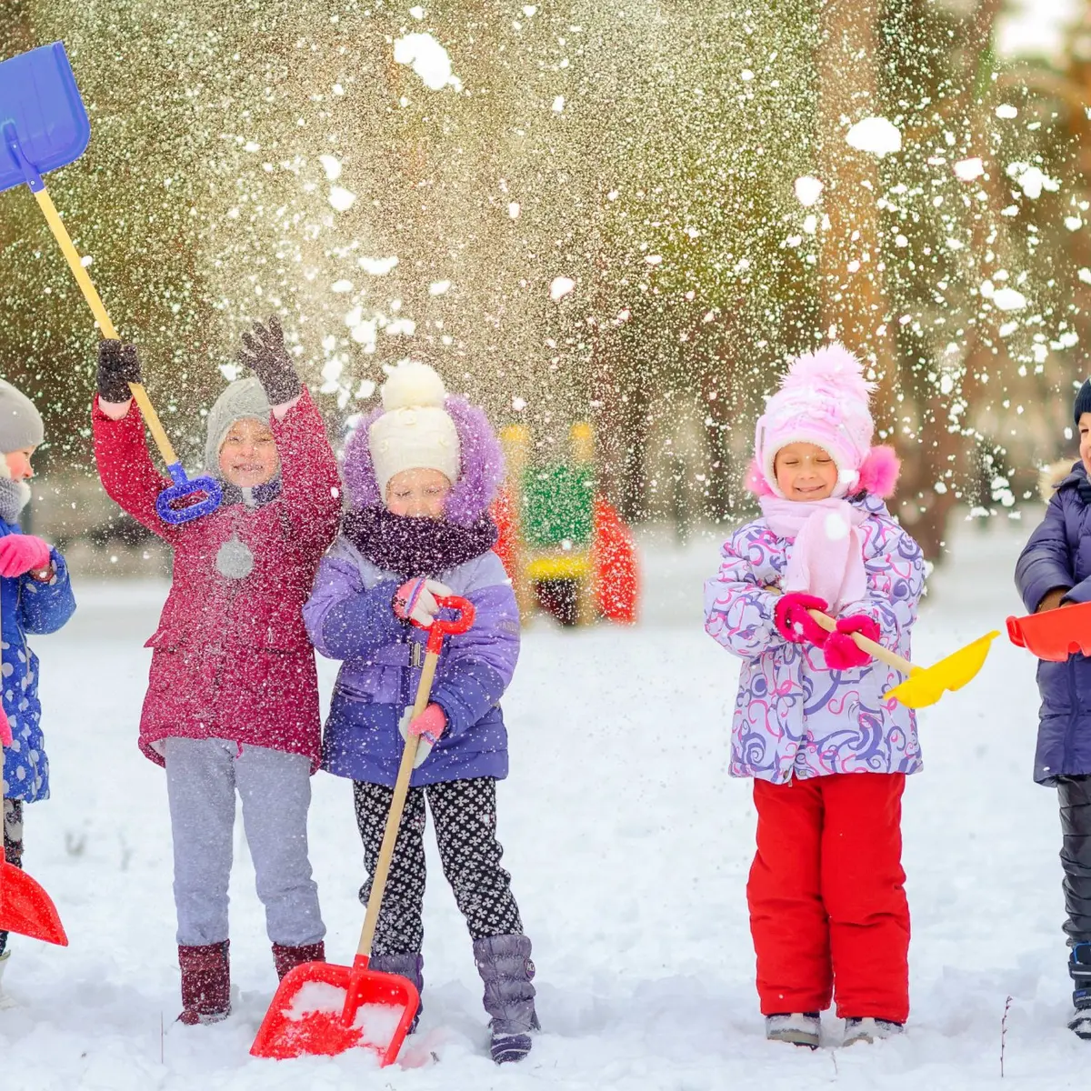 Enfants jouant avec la neige