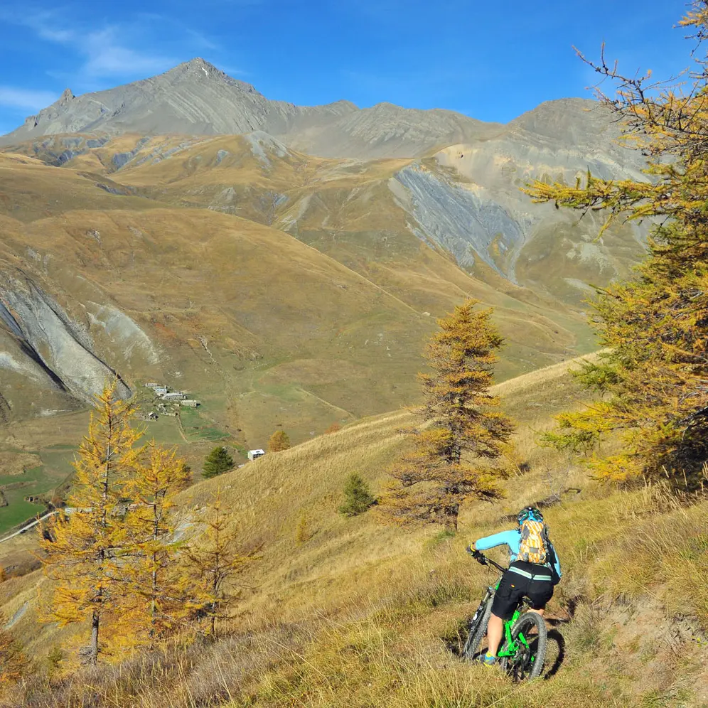 Descent sur Valfroide depuis l'Aiguillon
