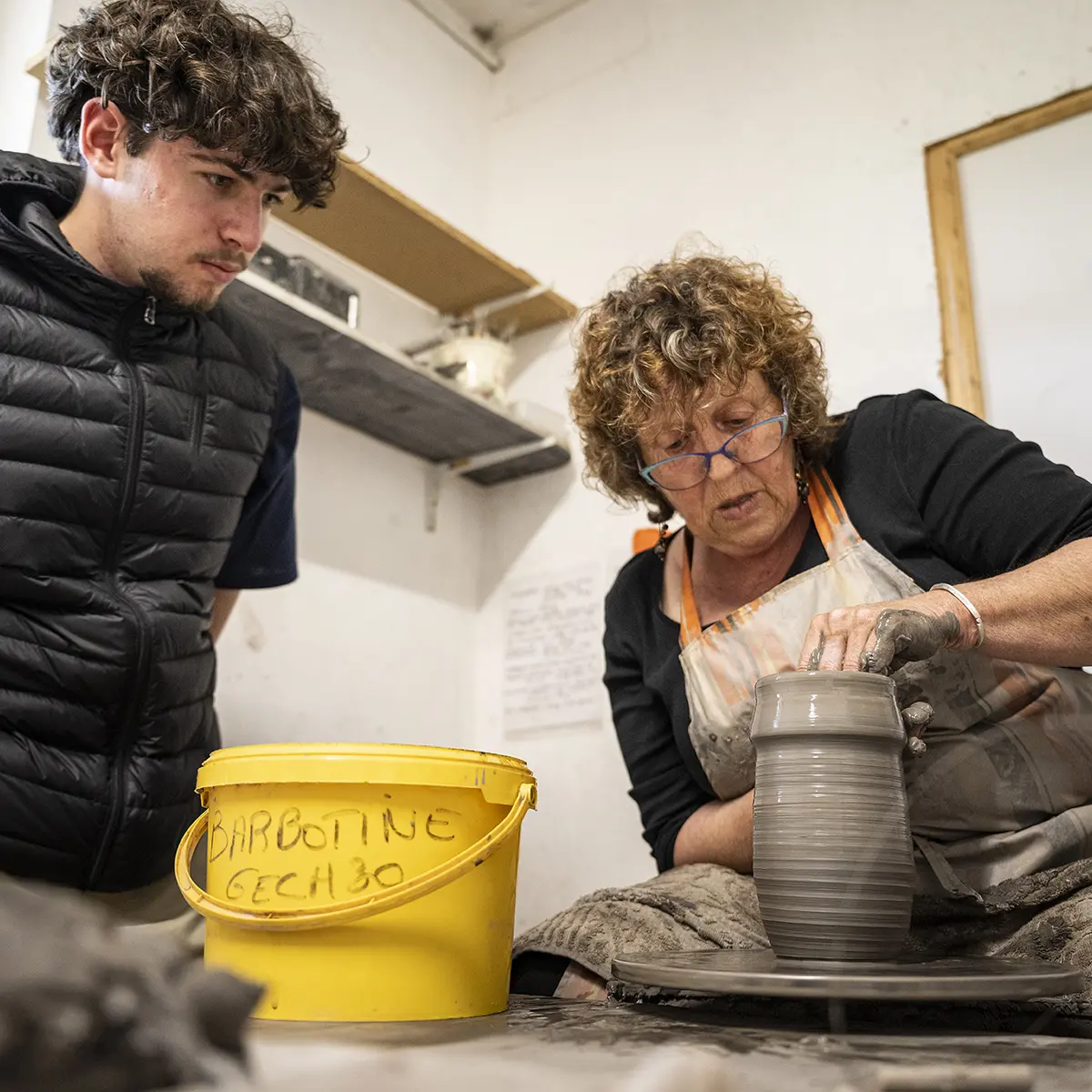 Démonstration de fabrication d'une poterie