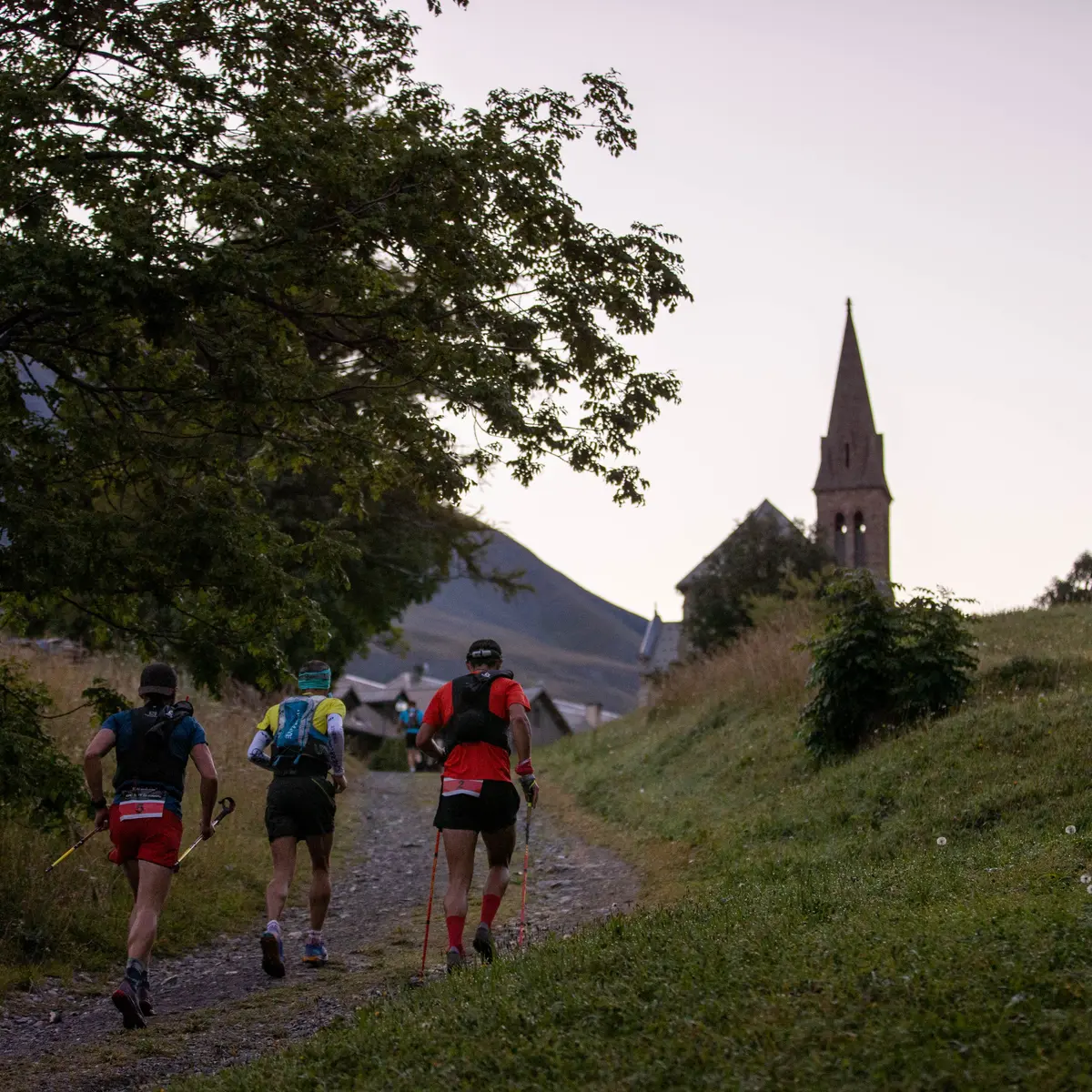 En arrivant à Villar d'Arène avec vue sur le clocher de l'Eglise St Martin