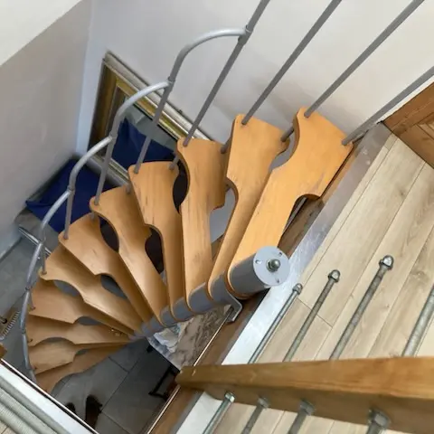 ATTENTION ESCALIER JAPONAIS