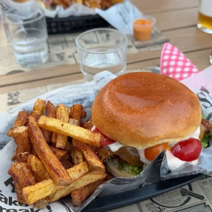 Table servie avec deux burgers et frites