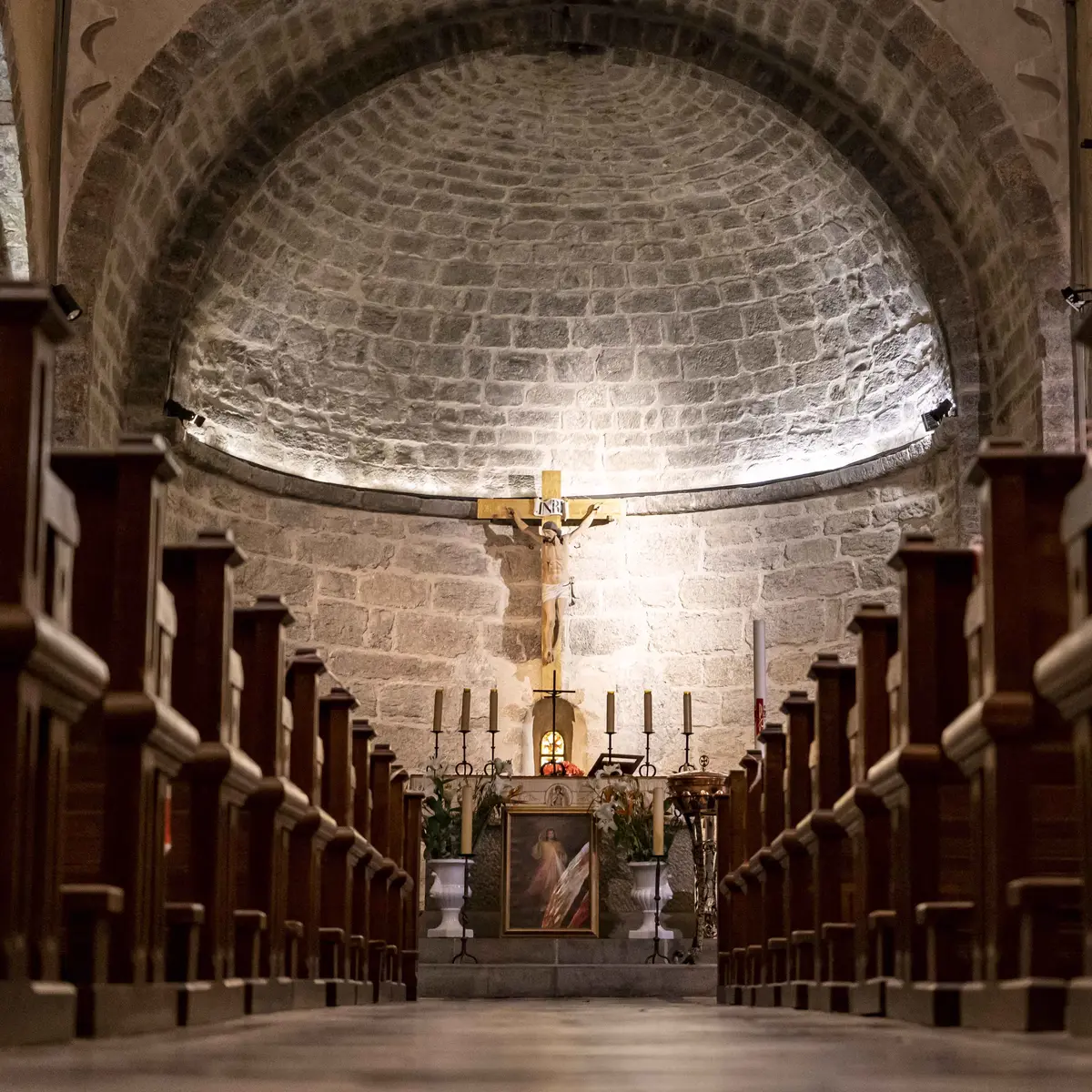 Église Saint-Michel à Grimaud (intérieur)