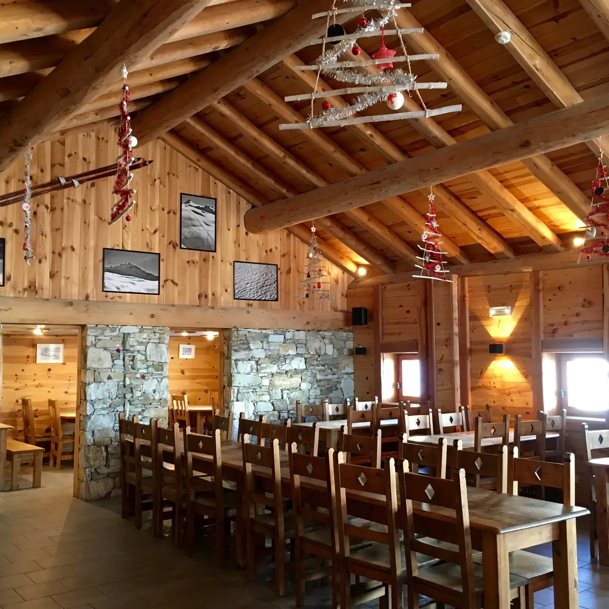 Intérieur, grande salle à l'étage - Restaurant La Cascade