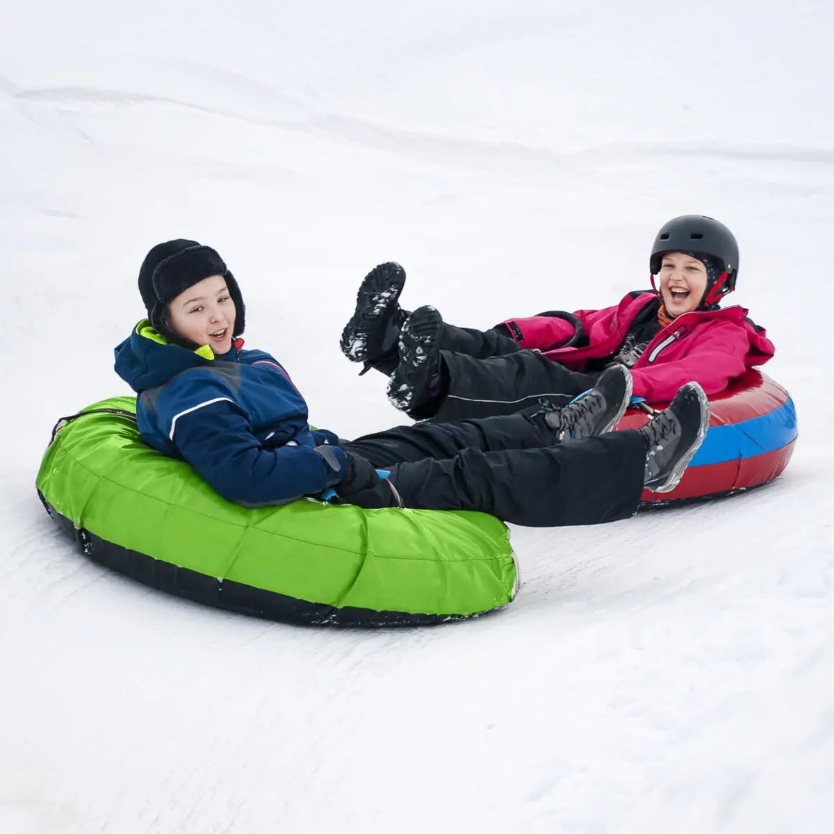 Enfants avec des bouée sur la neige
