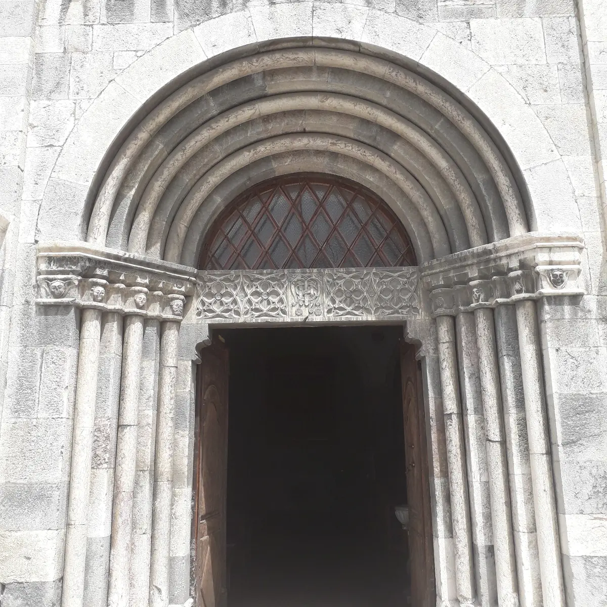 Portail d'entrée de la façade sud de l'église Saint-Pancrace - Villard-Saint-Pancrace - Izoard