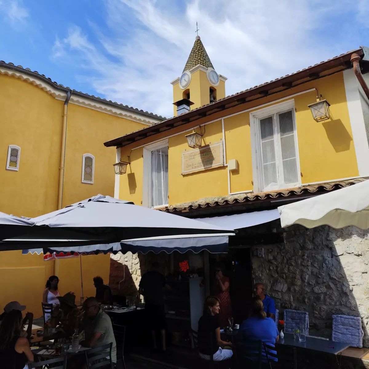 Le restaurant sur la place