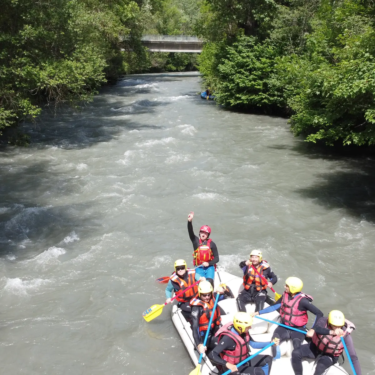 Personnes sur l'eau en raft