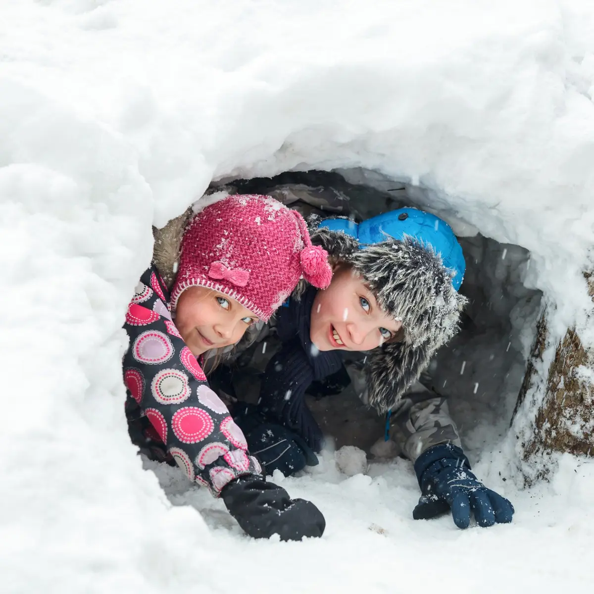 Enfants dans un igloo