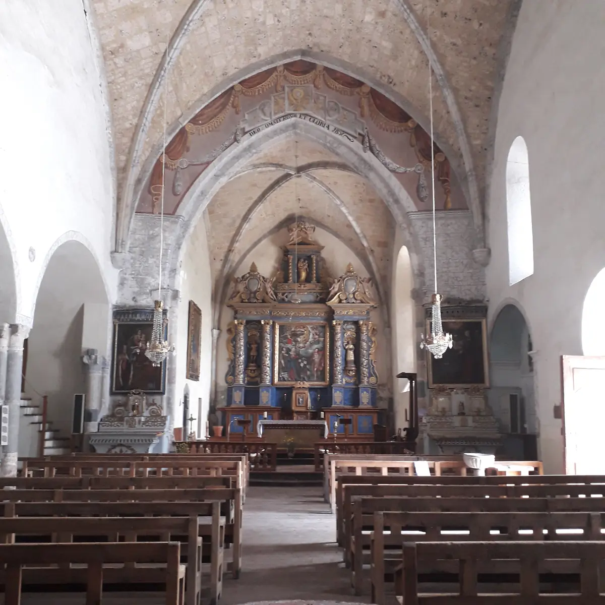 Vue intérieur de la nef centrale donnant sur le retable en bois peint - Villard-Saint-Pancrace - Izoard