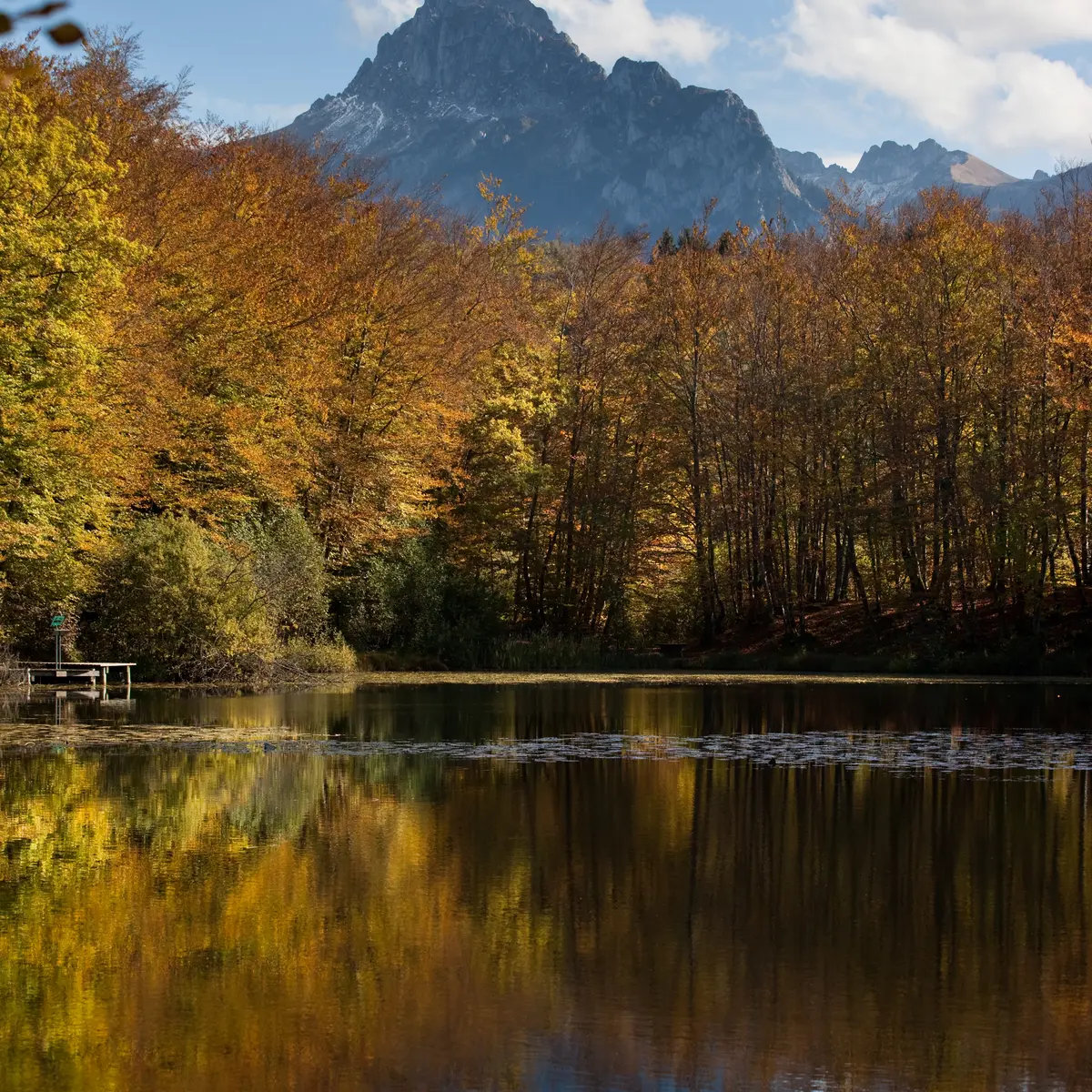 Vue sur la Dent d'Oche depuis le lac noir