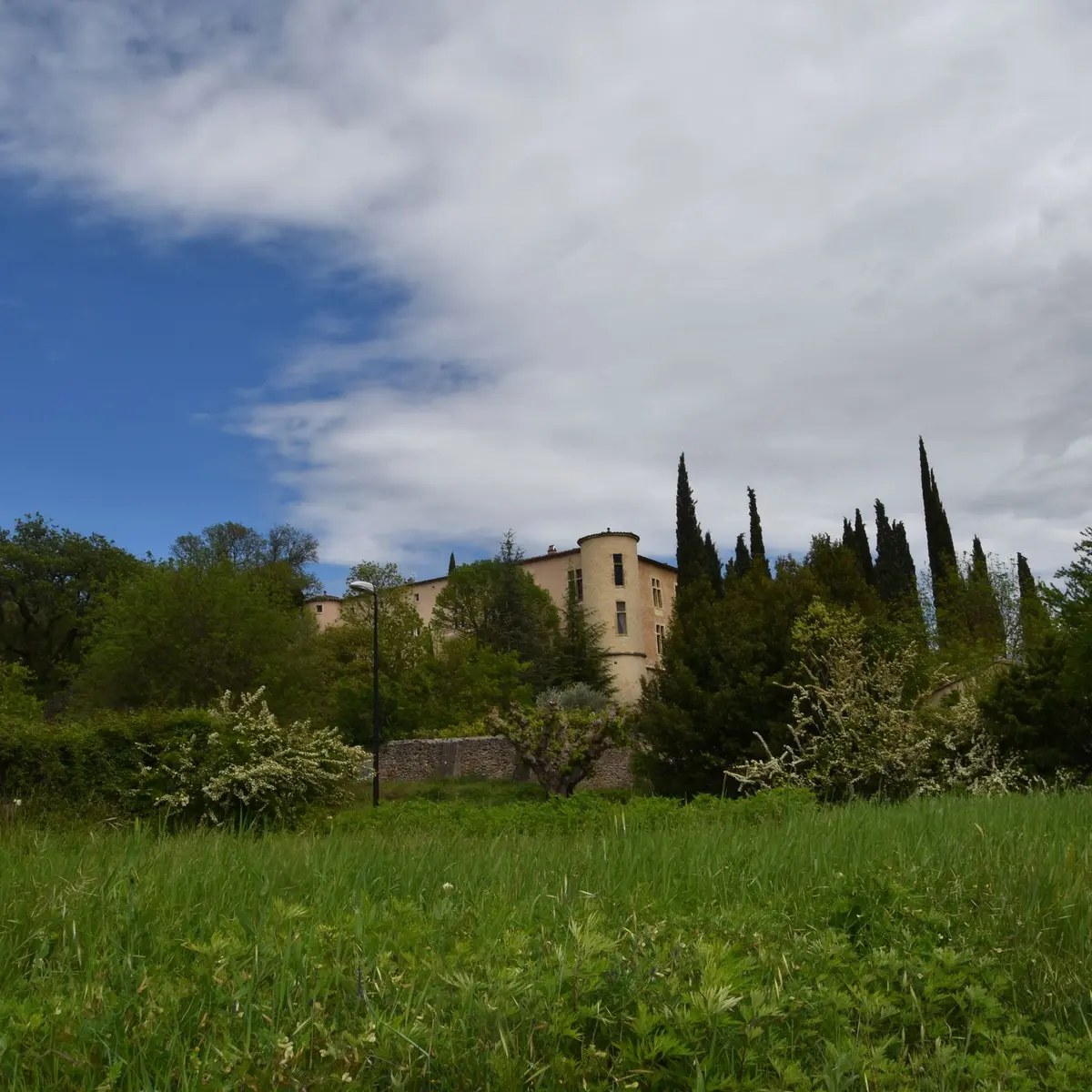 Château de Vins sur Caramy avec sa façade couleur sable et planté dans un écrin de verdure