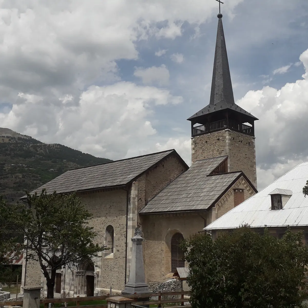 Vue de l'extérieur de l'église et de son clicher en bois ajouré - Villard-Saint-Pancrace - Izoard