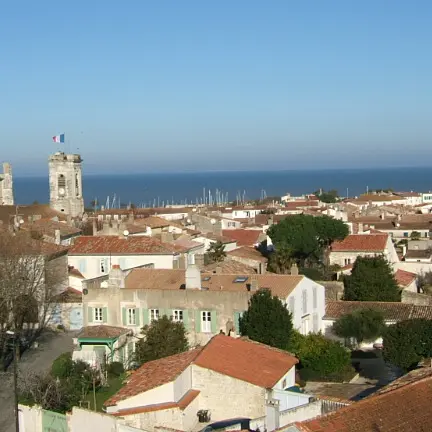 Vue sur Saint-Martin-de-Ré et son port
