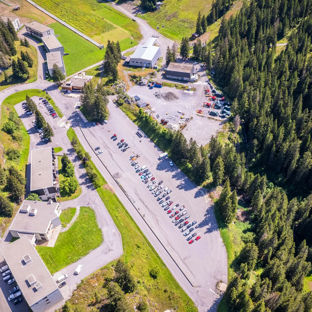 Vue aérienne du parking P1 à Flaine Front de Neige