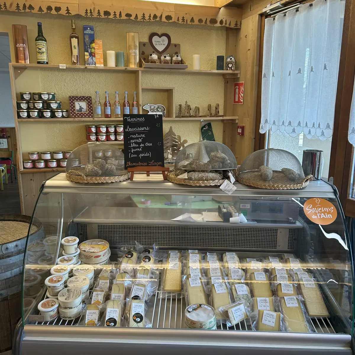 La gamme de fromages, charcuterie