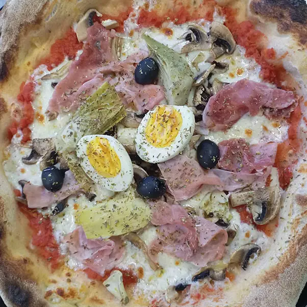 Plat de pizza jambon oeuf champignons olives