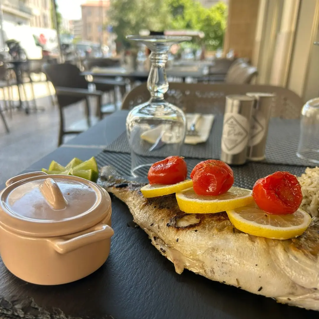 ardoise avec un poisson entier grillé