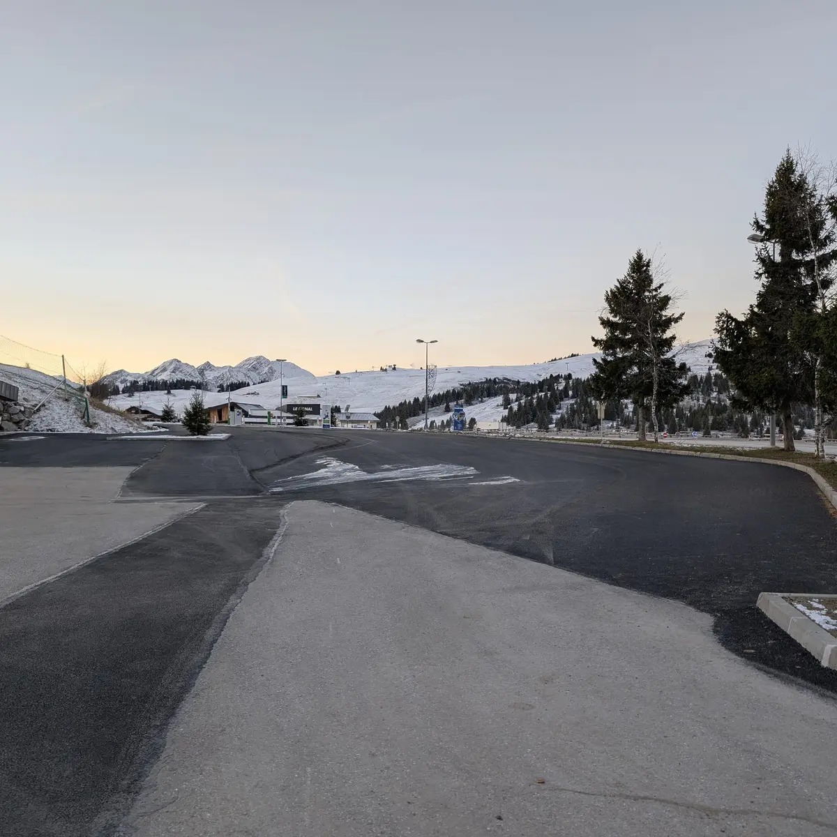 Accessible via le 1er rond point côté Val d'Arly