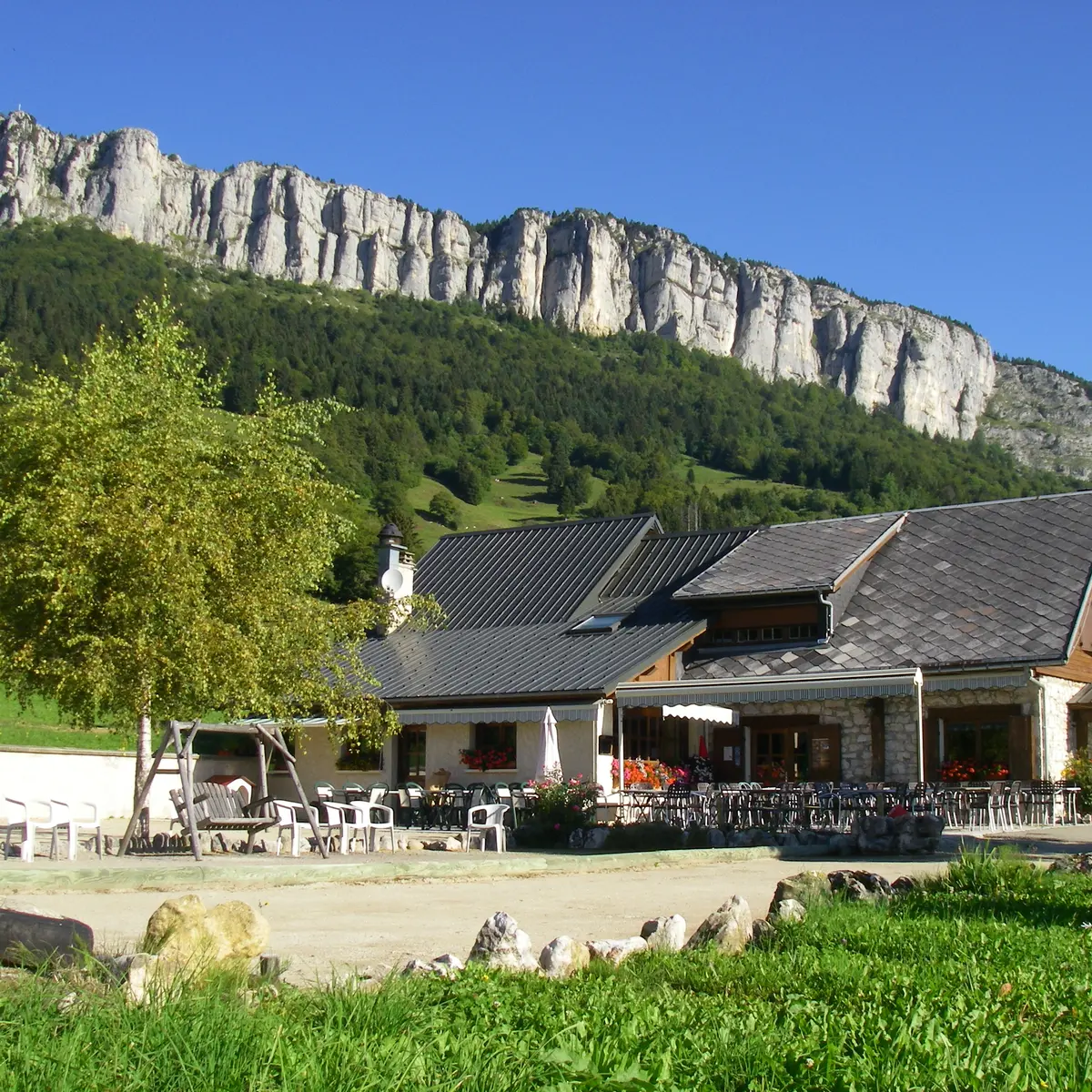 Vue sur l'Auberge en été