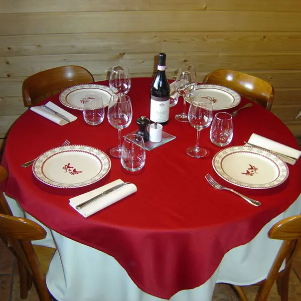 Table ronde de restaurant, nappe rouge, service