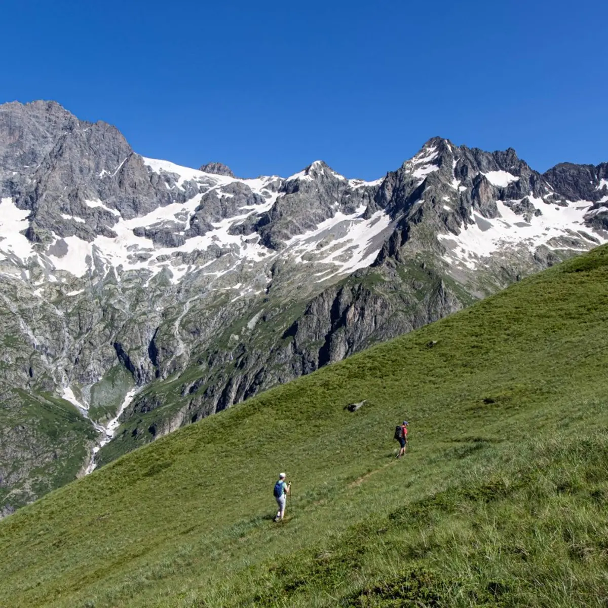 Randonneurs sur le sentier de la boucle de Tirière
