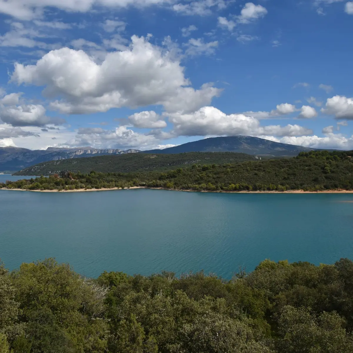 Vue sur le lac de Sainte Croix avec ses berges arborées