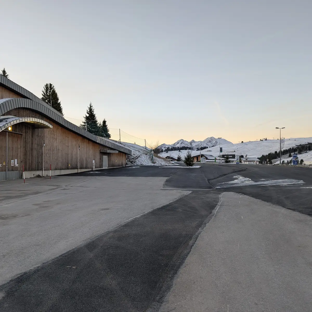 Stationnement plus de 24h. Parking payant.