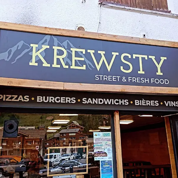 Vitrine du restaurant, inscription Krewsty Street & Fresh Food, Pizzas • Burgers • Sandwichs • Bières • Vins