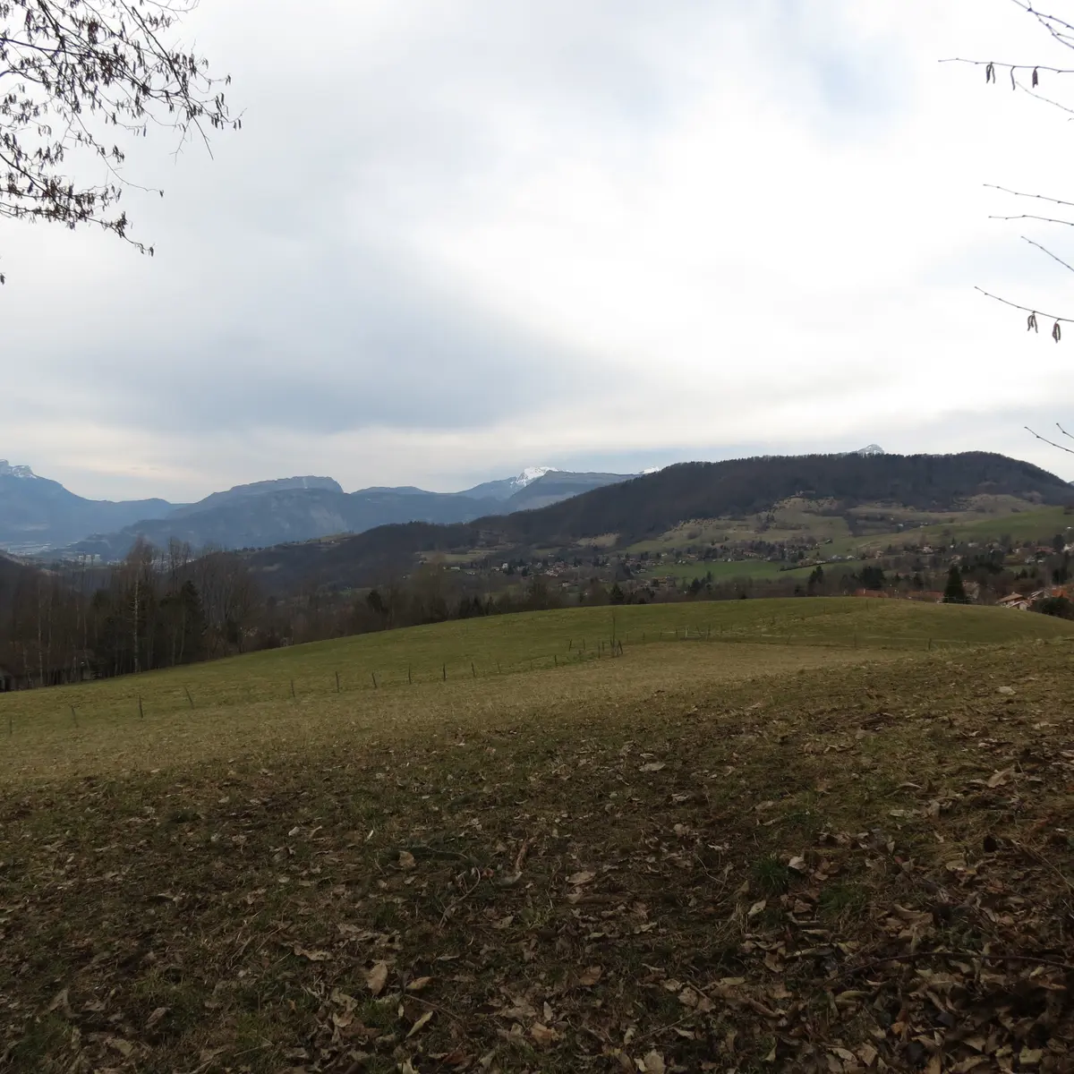 Vue sur Saint-Martin d'Uriage et sur le Vercors et la Chartreuse dans le fond