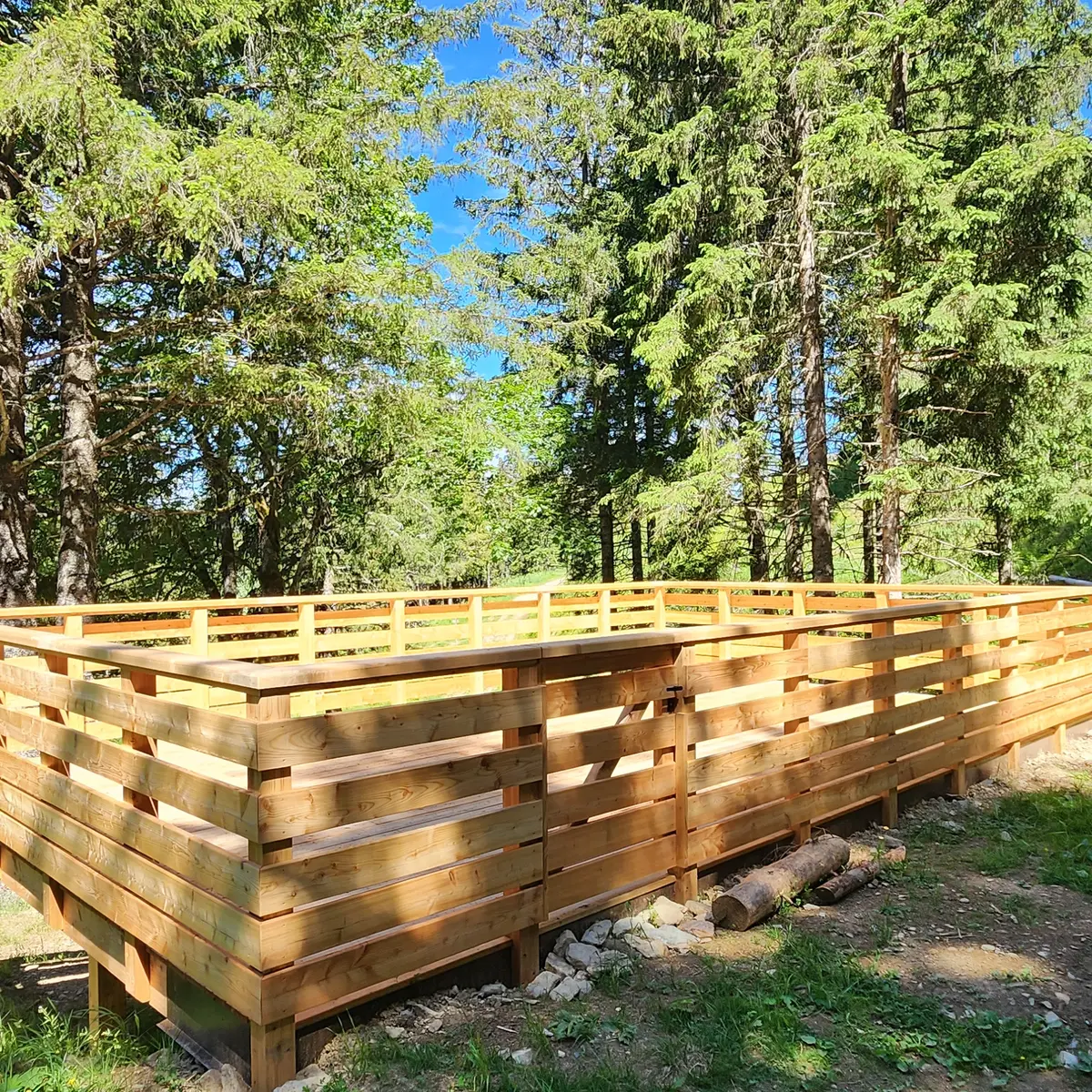 Plateforme en bois en pleine nature pouvant accueillir une dizaine de personnes pour des séances de yoga encadrées et autres activités bien-être