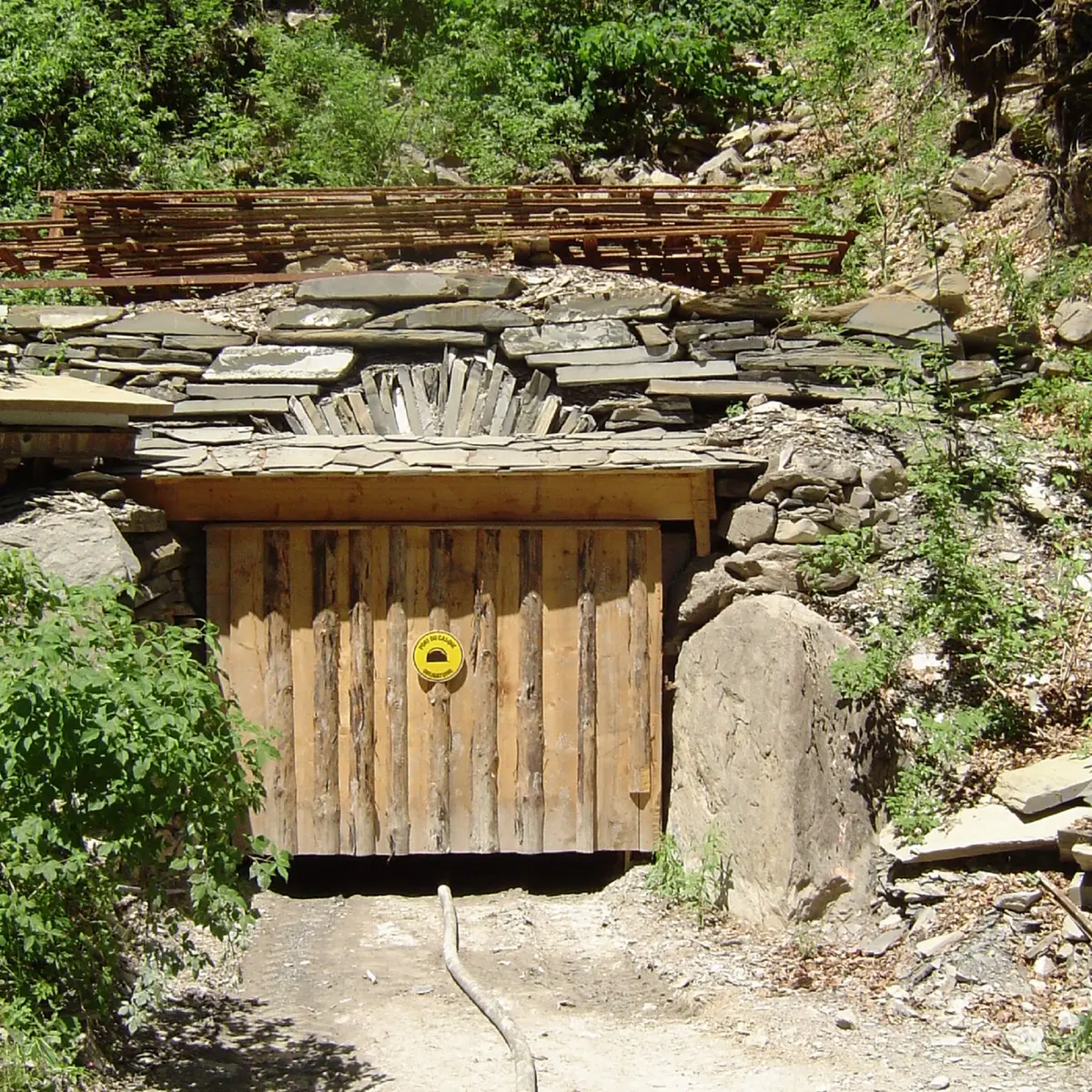 Entrée d'une ancienne carrière d'exploitation de l'ardoise de Morzine